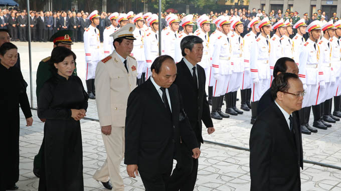 Phó Thủ tướng Nguyễn Xuân Phúc (giữa) Trưởng ban lễ tang bước vào nhà tang lễ. Phó Thủ tướng Nguyễn Xuân Phúc (giữa) Trưởng ban lễ tang bước vào nhà tang lễ.