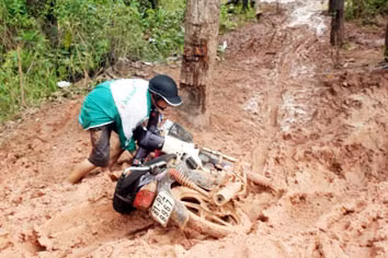 Sự vất vả của người dân xã Ia Mơr trên con đường lầy lội này. Ảnh: Q.T