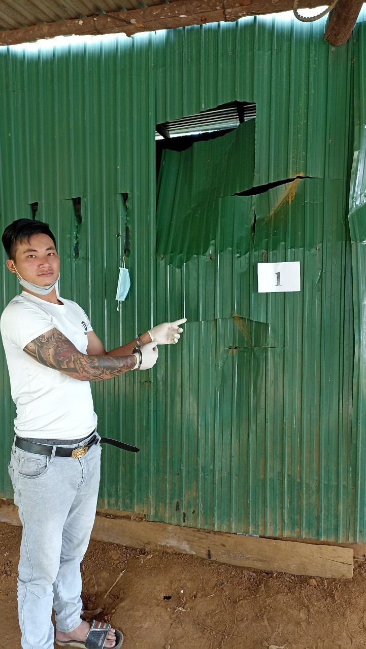 Khám xét nơi ở của Đinh Ngọc Thủy, lực lượng Công an thu giữ 30 ống tuýp sắt, 1 súng tự chế và 1 số tang vật liên quan. Ảnh: CACC