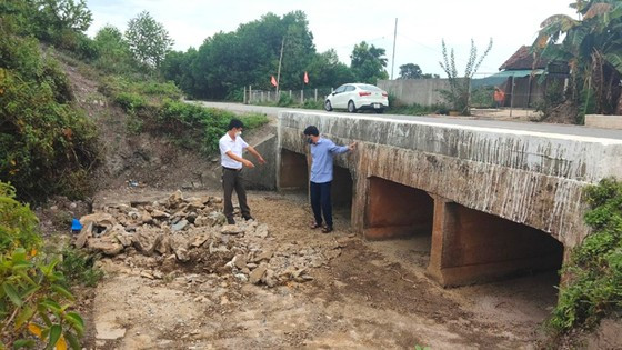 Nước lũ từ hồ Khe Xai ở huyện Vũ Quang (Hà Tĩnh) thường xuyên vượt đập, tràn qua đường Hồ Chí Minh gây chia cắt. Ảnh: Dương Quang Nước lũ từ hồ Khe Xai ở huyện Vũ Quang (Hà Tĩnh) thường xuyên vượt đập, tràn qua đường Hồ Chí Minh gây chia cắt. Ảnh: Dương Quang