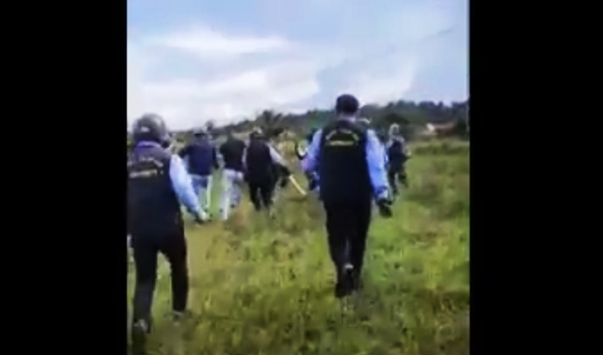 Nhóm bảo vệ dự án điện gió rượt đuổi hai thanh niên. Ảnh cắt từ clip