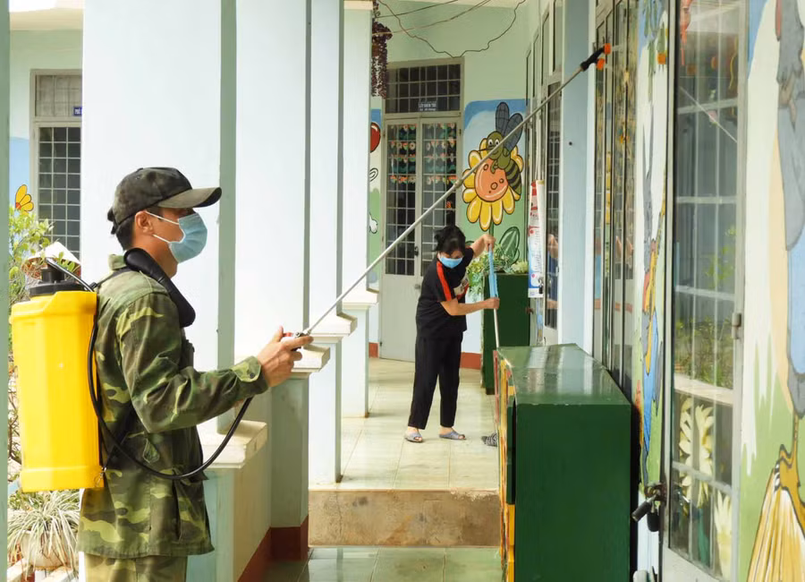 -Các trường học của huyện Mang Yang phun thuốc khử khuẩn để phòng chống dịch Covid-19 (6027)