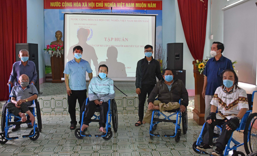 Cán bộ Tỉnh hội hướng dẫn cách lắp ráp xe lăn. Ảnh: Hà Phương