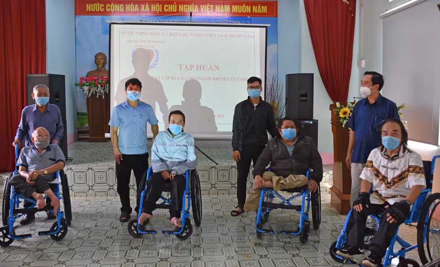 Cán bộ Tỉnh hội hướng dẫn cách lắp ráp xe lăn. Ảnh: Hà Phương