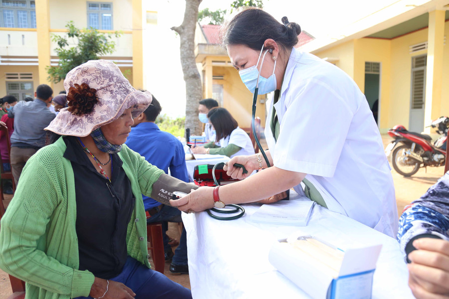 Y-bác sĩ Bệnh xá Công an tỉnh khám bệnh cho người dân (ảnh chụp trước tháng 4-2021). Ảnh: Hữu Trường