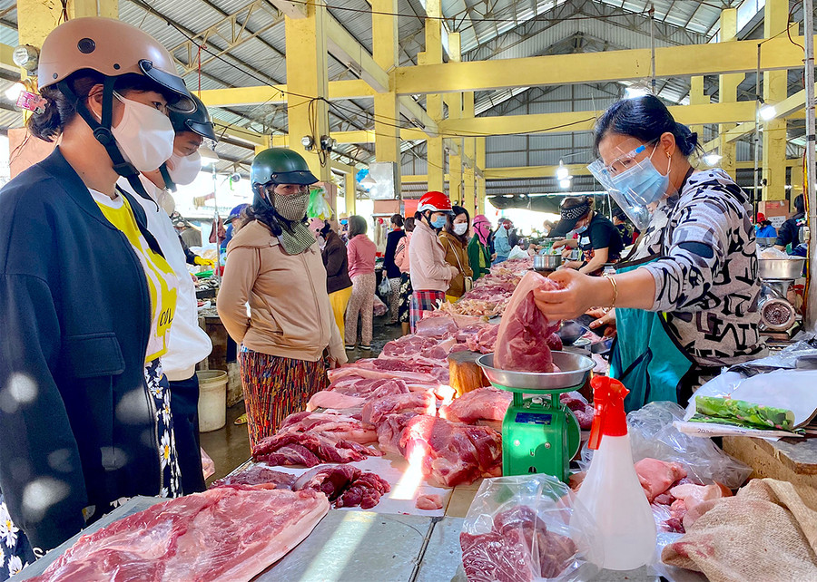  Chợ Hoa Lư “đông như chợ Tết” trong sáng sớm 28-8. Ảnh: Hồng Thi