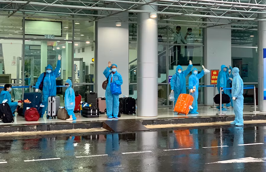 Đón người tự phát về từ vùng dịch: Nhiều khó khăn ảnh 3 Người dân vui mừng khi được đặt chân xuống TP. Pleiku. Ảnh: Như Nguyện