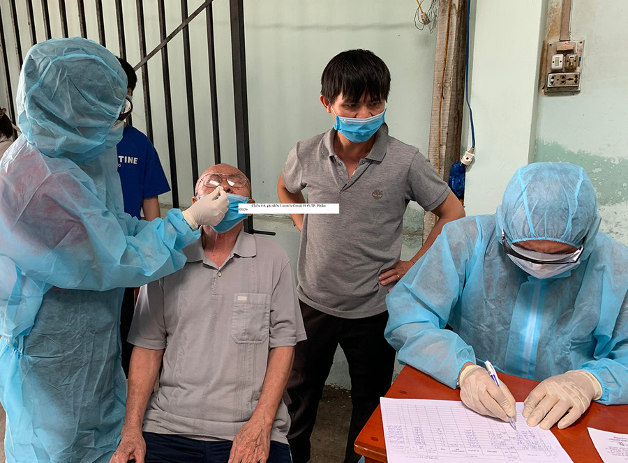 Lực lượng y tế lấy mẫu xét nghiệm cho người dân trên địa bàn TP. Pleiku. Ảnh: Như Nguyện