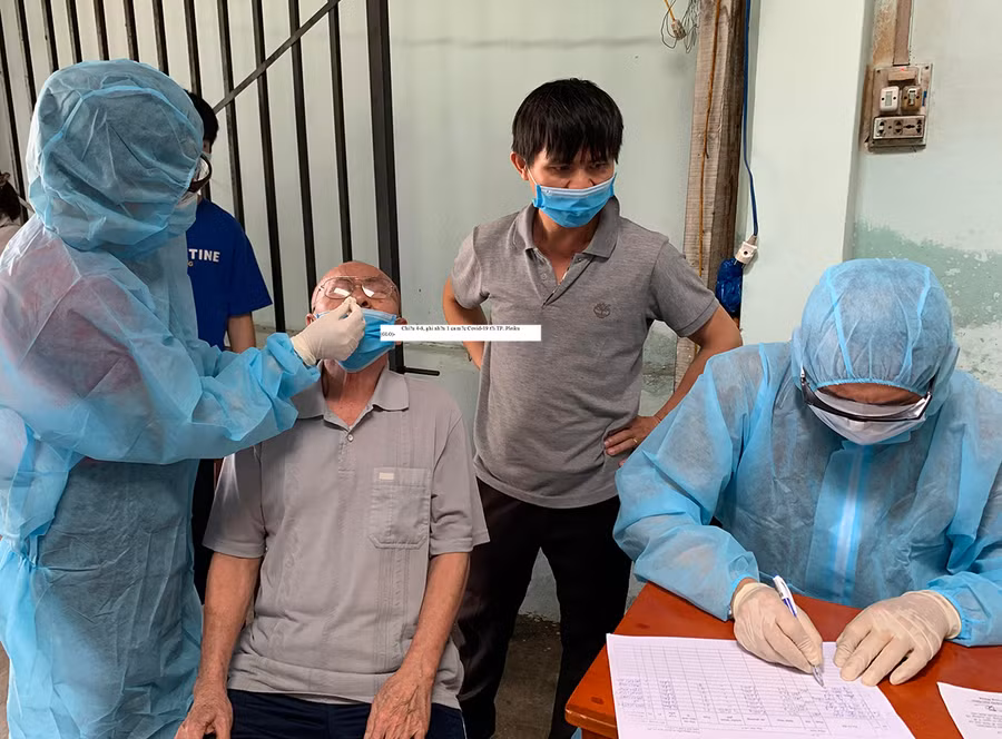 Lực lượng y tế lấy mẫu xét nghiệm cho người dân trên địa bàn TP. Pleiku. Ảnh: Như Nguyện