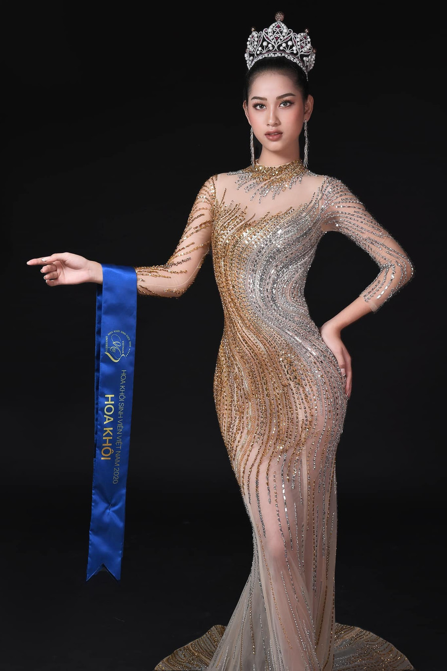 Đối với những người theo dõi các cuộc thi nhan sắc thì Tường Vy không phải là gương mặt xa lạ. Dù chỉ mới 20 tuổi song người đẹp đã đạt nhiều thành tích cao như Hoa khôi Đại học Nam Cần Thơ 2020, Top 10 Hoa hậu Việt Nam 2020 và Hoa khôi sinh viên Việt Nam 2020. Ảnh: FBNV