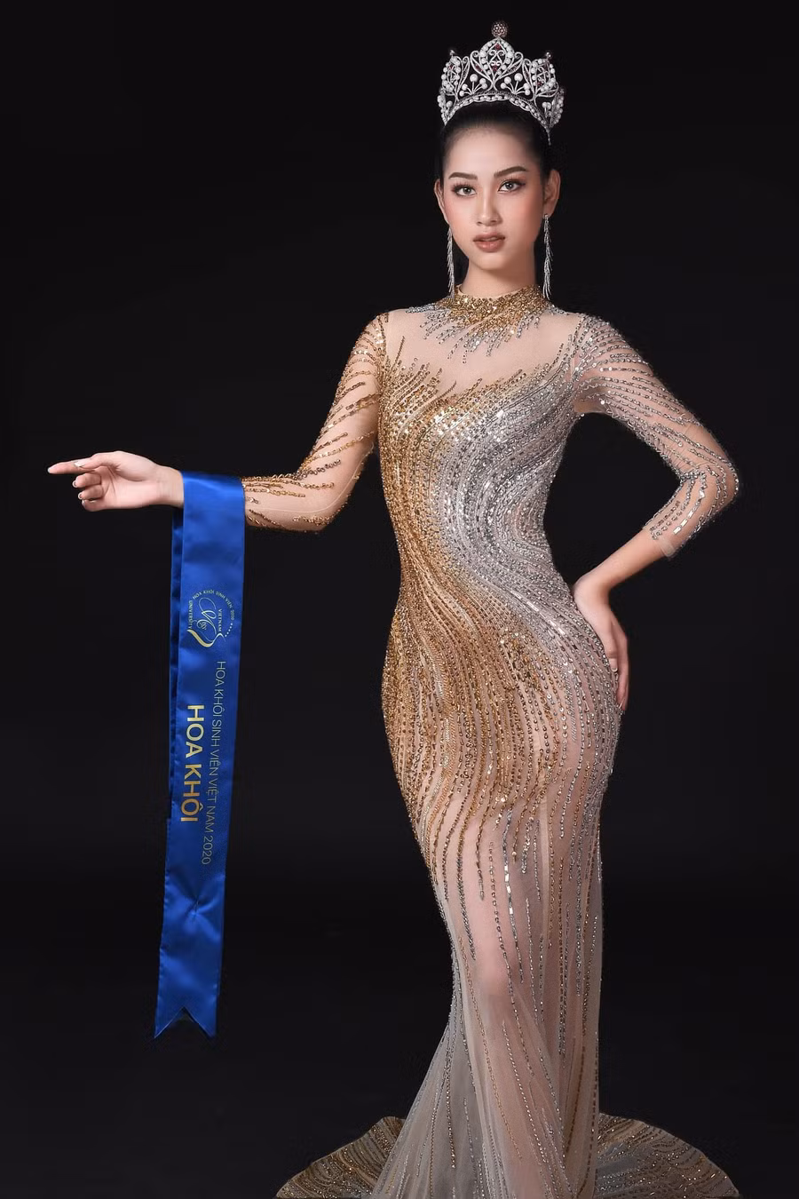 Đối với những người theo dõi các cuộc thi nhan sắc thì Tường Vy không phải là gương mặt xa lạ. Dù chỉ mới 20 tuổi song người đẹp đã đạt nhiều thành tích cao như Hoa khôi Đại học Nam Cần Thơ 2020, Top 10 Hoa hậu Việt Nam 2020 và Hoa khôi sinh viên Việt Nam 2020. Ảnh: FBNV