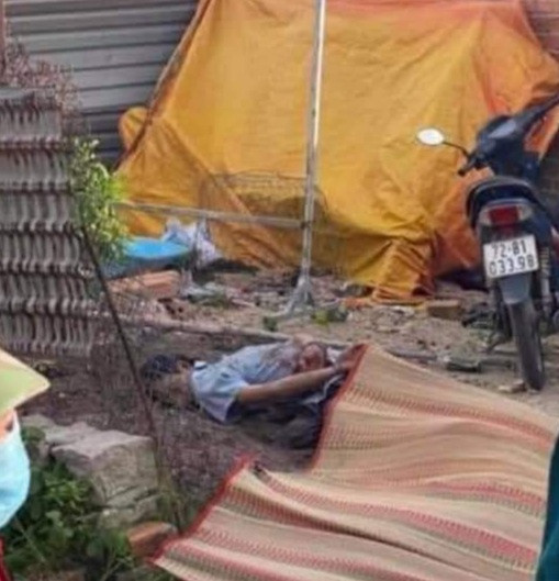 Hoàng bị khống chế, nằm gần thi thể nạn nhân. Ảnh: CTV Hoàng bị khống chế, nằm gần thi thể nạn nhân. Ảnh: CTV