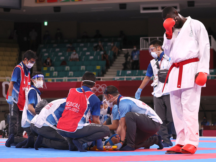 Tareg Hamedi ôm mặt sau khi đá ngất Sajad Ganjzadeh ở chung kết 75kg. Ảnh: Reuters