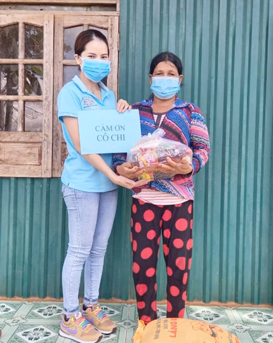 Trao quà cho các gia đình. Ảnh: Minh Thoan