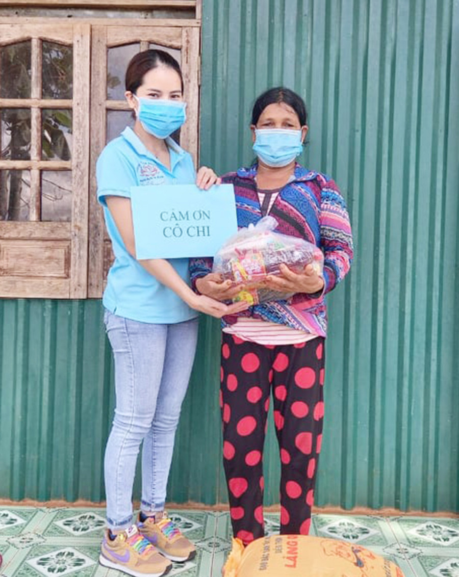 Trao quà cho các gia đình. Ảnh: Minh Thoan Trao quà cho các gia đình. Ảnh: Minh Thoan