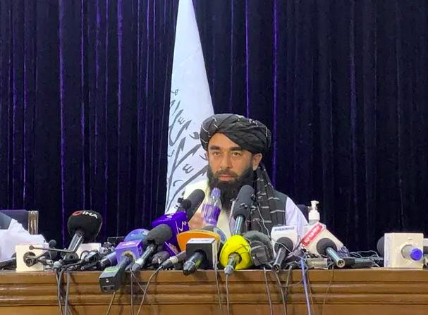  Người phát ngôn của Taliban, ông Zabihullah Mujahid, phát biểu tại cuộc họp báo đầu tiên ở Kabul, Afghanistan, vào ngày 17-8. Ảnh: AP