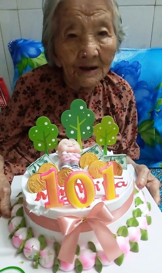 Nhận được bánh sinh nhật thật, cụ Trị cảm động nói: "Bánh bắp cải hóa thành bánh sinh nhật thật rồi!" Nhận được bánh sinh nhật thật, cụ Trị cảm động nói: