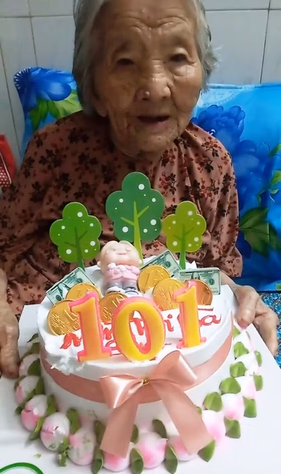 Nhận được bánh sinh nhật thật, cụ Trị cảm động nói: 