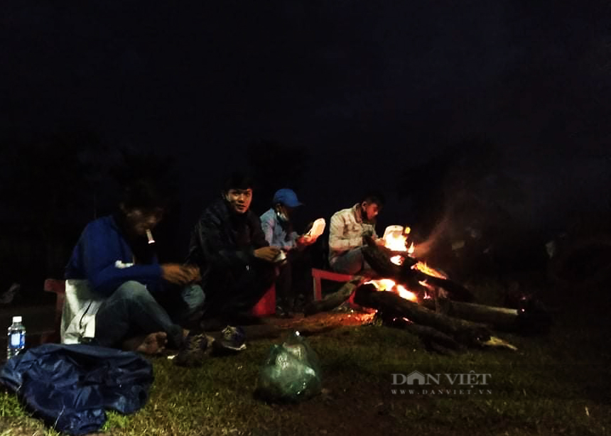 Một nhóm người đi xe máy về quê dừng lại bên đường nghỉ ngơi, đốt lửa sưởi ấm. Ảnh: Duy Hậu.