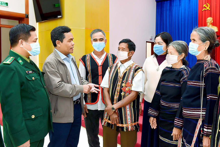 Đồng chí Hồ Văn Niên (thứ 2 từ trái sang)-Ủy viên Ban Chấp hành Trung ương Đảng, Bí thư Tỉnh ủy, Chủ tịch HĐND tỉnh trò chuyện với cán bộ xã, già làng, người có uy tín ở khu vực biên giới. Ảnh: Đức Thụy  Đồng chí Hồ Văn Niên (thứ 2 từ trái sang)-Ủy viên Ban Chấp hành Trung ương Đảng, Bí thư Tỉnh ủy, Chủ tịch HĐND tỉnh trò chuyện với cán bộ xã, già làng, người có uy tín ở khu vực biên giới. Ảnh: Đức Thụy