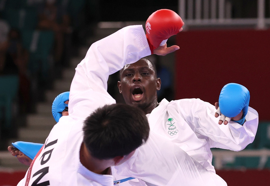 Cú đá khiến VĐV Iran bị ngất trên sân nhưng sau đó nhận HCV. Ảnh: Reuters