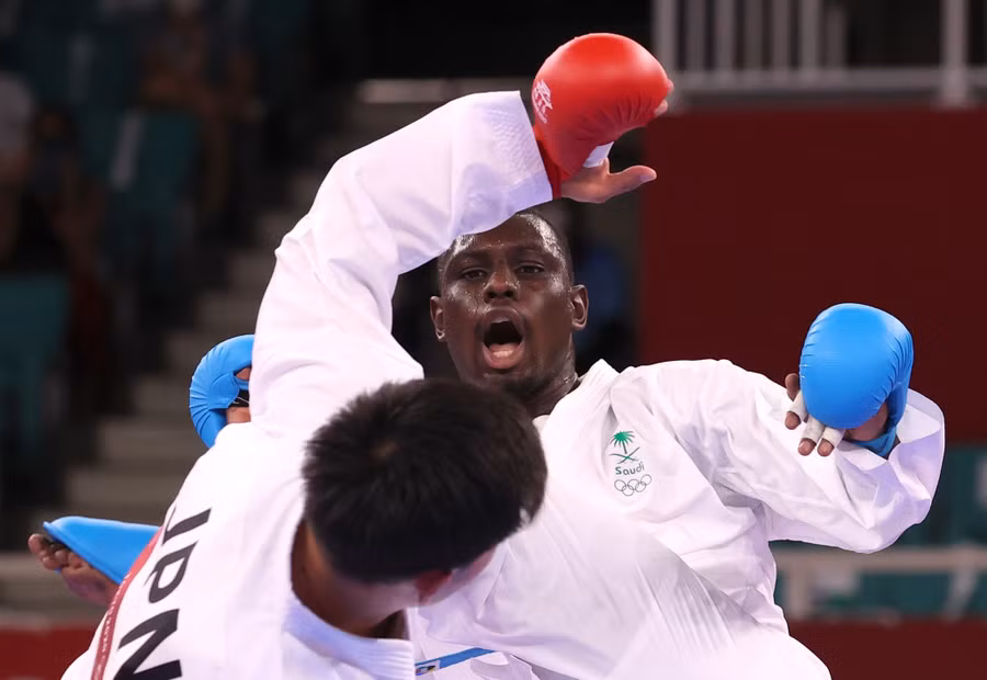 Cú đá khiến VĐV Iran bị ngất trên sân nhưng sau đó nhận HCV. Ảnh: Reuters