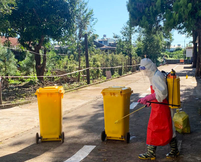 Tất cả rác thải đều được Bệnh viện điều trị Covid-19 cơ sở 3 đựng vào thùng chuyên dụng, xử lý đúng quy định. Ảnh: Hồng Thương