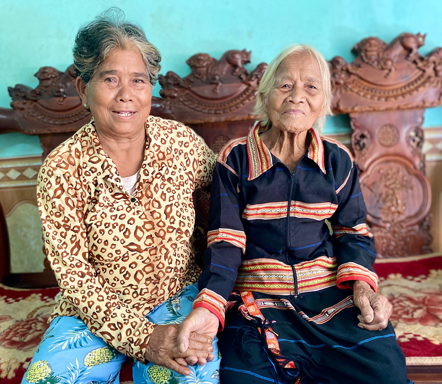 Mẹ Việt Nam Anh hùng Rơ Măh Myơr (bìa phải; làng Mơ Nú, xã Ia Kênh, TP. Pleiku) và con gái Rơ Măh Jal. Ảnh: Mộc Trà