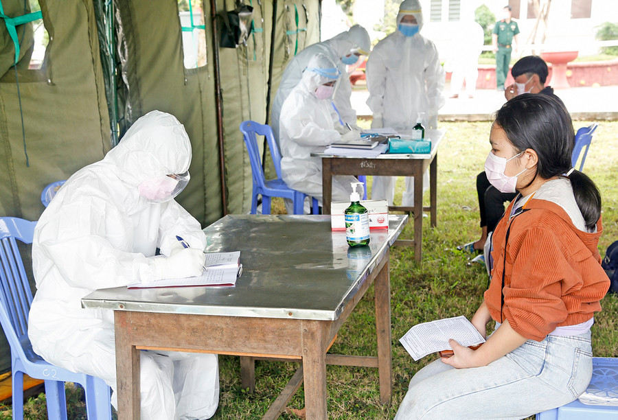 Công dân khai báo y tế trước khi vào khu cách ly. Ảnh: Sơn Tùng Công dân khai báo y tế trước khi vào khu cách ly. Ảnh: Sơn Tùng