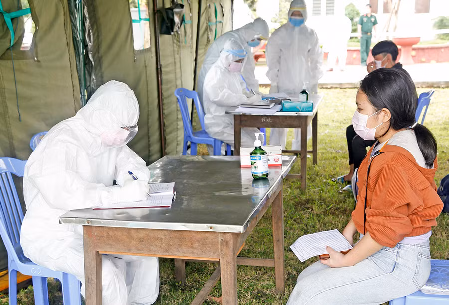 Công dân khai báo y tế trước khi vào khu cách ly. Ảnh: Sơn Tùng