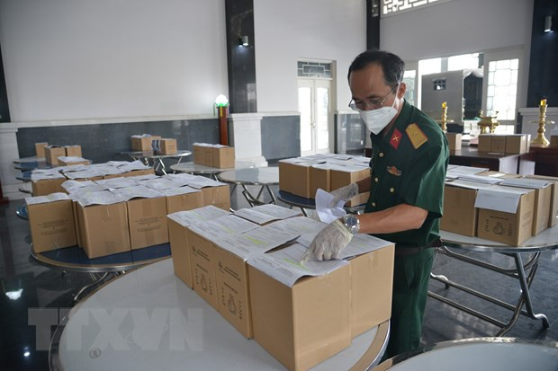 Cán bộ Bộ Tư lệnh TP Hồ Chí Minh kiểm tra tro cốt người mắc bệnh COVID-19 tử vong tại Nhà tang lễ Thành phố Hồ Chí Minh trước khi giao về nhà cho thân nhân. (Ảnh: Mạnh Linh/TTXVN) Cán bộ Bộ Tư lệnh TP Hồ Chí Minh kiểm tra tro cốt người mắc bệnh COVID-19 tử vong tại Nhà tang lễ Thành phố Hồ Chí Minh trước khi giao về nhà cho thân nhân. (Ảnh: Mạnh Linh/TTXVN)