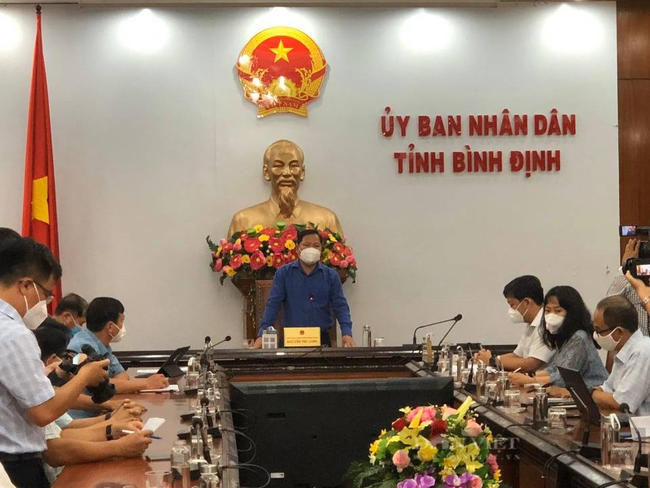 Chủ tịch UBND tỉnh Bình Định Nguyễn Phi Long phát biểu tại cuộc họp báo trưa 5-8