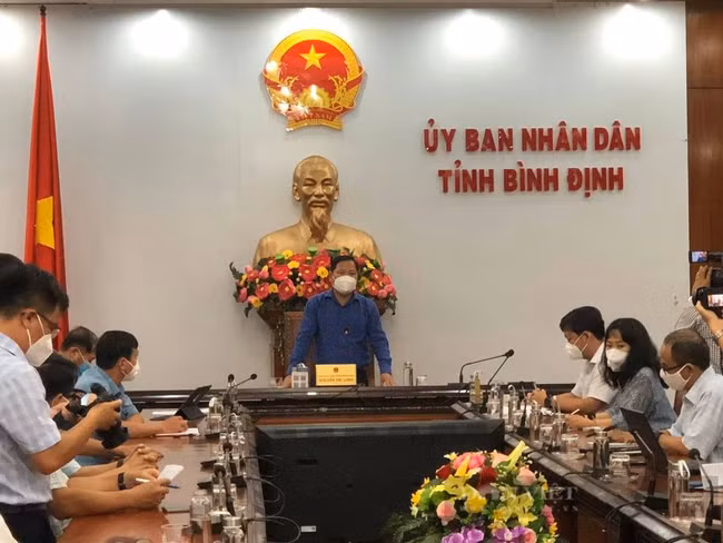 Chủ tịch UBND tỉnh Bình Định Nguyễn Phi Long phát biểu tại cuộc họp báo trưa 5-8