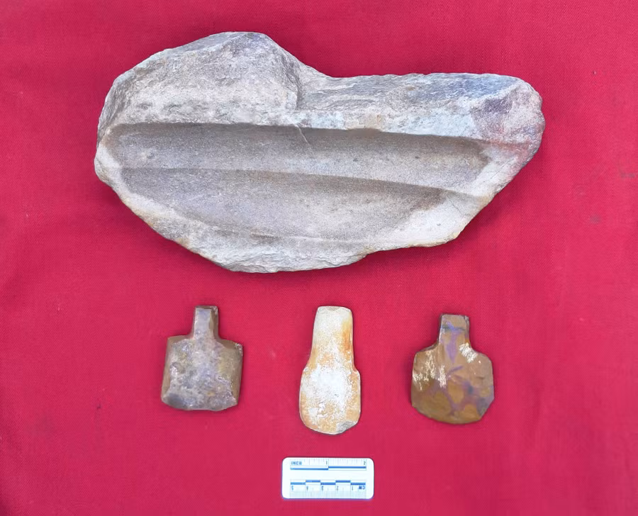 Bàn đá mài cùng các công cụ đá được tìm thấy tại xã Ia Phí và thị trấn Phú Hòa (huyện Chư Păh). Ảnh: Nguyễn Quang Tuệ