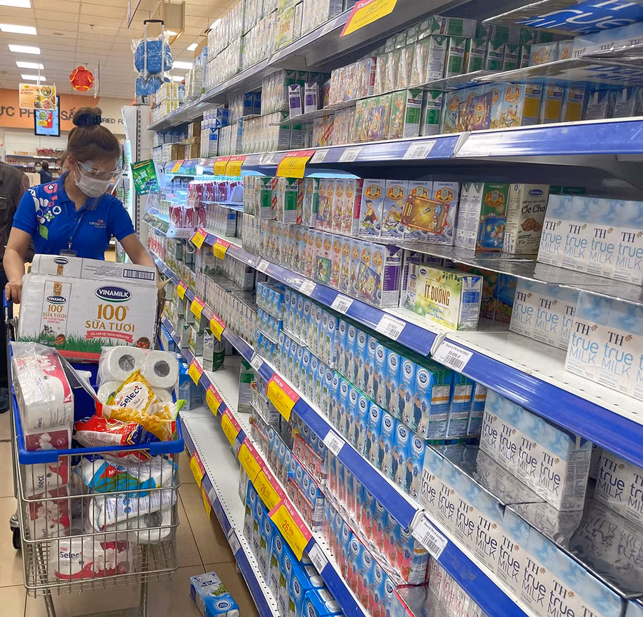 Hiện nay, ngành Công thương đã kích hoạt các biện pháp phòng-chống dịch lên mức cao nhất, xây dựng kế hoạch dự trữ, không để xảy ra tình trạng khan hiếm hàng hóa. Ảnh: Vũ Thảo Nhiều người ngại đi siêu thị thời điểm này đã chọn cách đặt hàng qua kênh online. Ảnh: Vũ Thảo