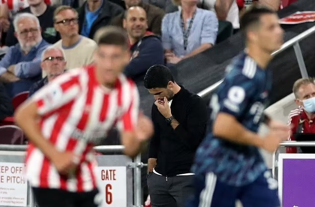 Arteta lại cúi gằm trong mỗi thất bại. Ảnh: Premier League