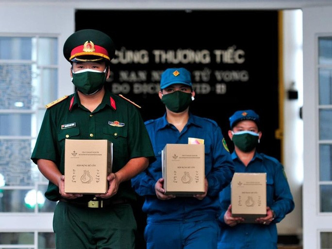 Cán bộ, chiến sĩ Bộ Tư lệnh TP HCM tiếp nhận, bàn giao tro cốt bệnh nhân tử vong vì Covid-19 (Ảnh: H.Tân) Cán bộ, chiến sĩ Bộ Tư lệnh TP HCM tiếp nhận, bàn giao tro cốt bệnh nhân tử vong vì Covid-19 (Ảnh: H.Tân)