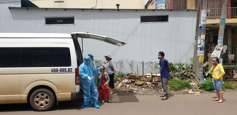 Cơ quan chức năng tiến hành lấy mẫu xét nghiệm cho người dân tại phường Lộc Sơn, TP.Bảo Lộc. Ảnh: Hải Đường