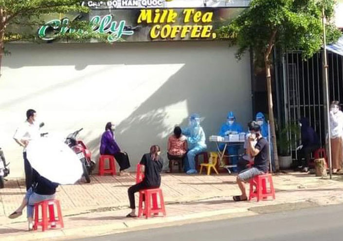 Một điểm lấy mẫu xét nghiệm tầm soát Covid-19 ở P.Tự An, TP.Buôn Ma Thuột. Ảnh: Tú Anh