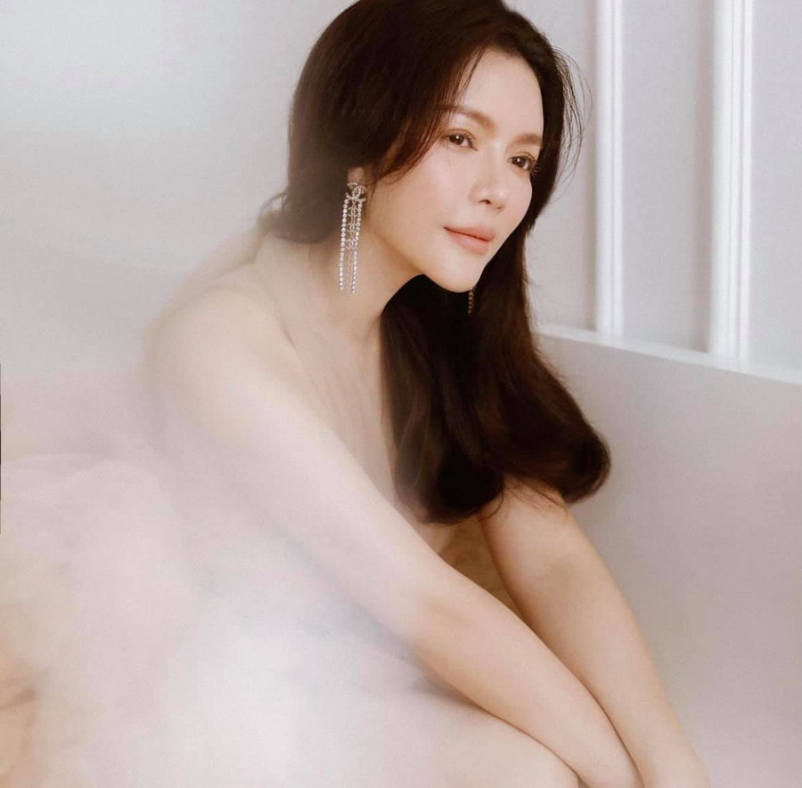 Trong dịp sinh nhật vừa qua, cô chia sẻ việc đón sinh nhật một mình nhưng vẫn vui vẻ vì được người thân, bạn bè và người hâm mộ gửi lời chúc mừng.