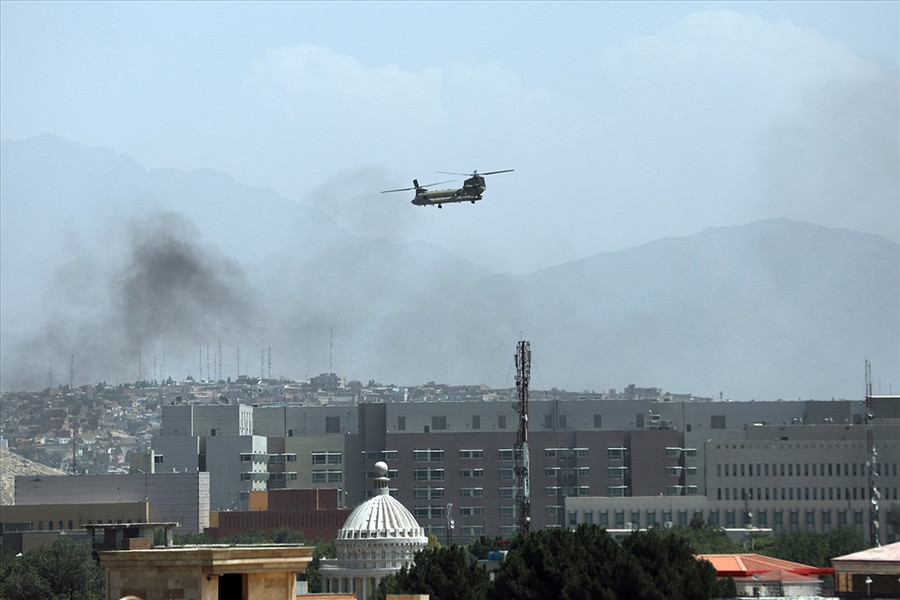 Trực thăng Chinook của Mỹ sơ tán nhân viên đại sứ quán ở Kabul hôm 15.8. Ảnh: AFP
