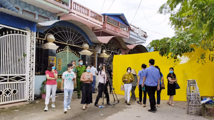 Cơ quan chức năng đang khám nghiệm hiện trường vụ việc 4 người trong gia đình ở Hải Phòng tử vong - Ảnh: Lê Tân