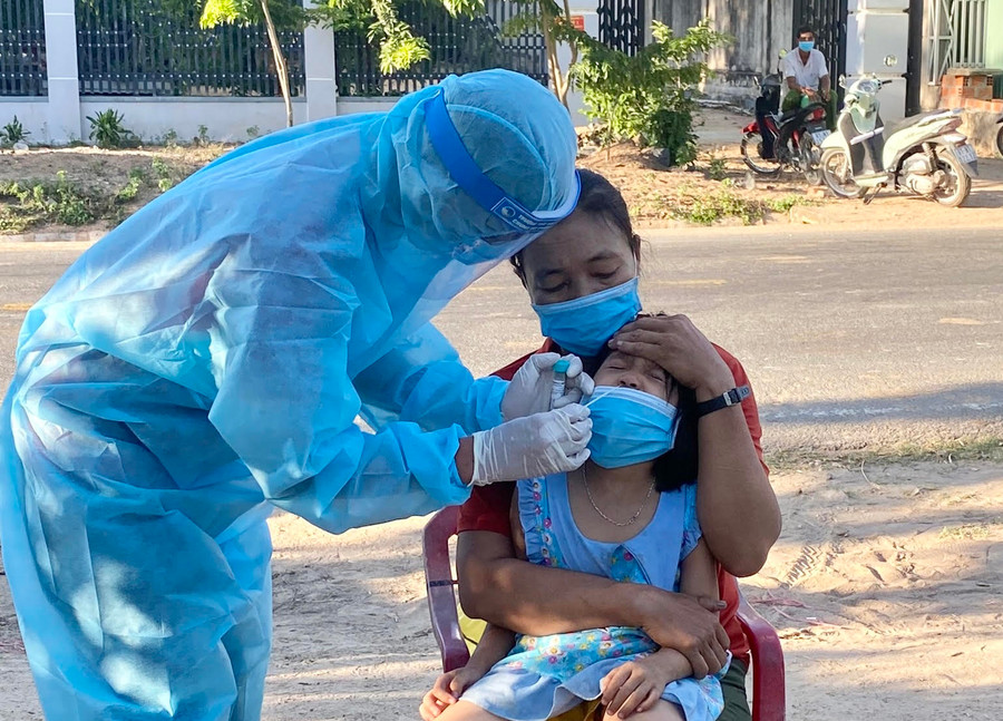 Nhân viên y tế lấy mẫu xét nghiệm cho người dân. Ảnh: Như Nguyện Nhân viên y tế lấy mẫu xét nghiệm cho người dân. Ảnh: Như Nguyện