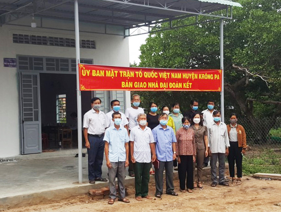 Bàn giao nhà "Đại đoàn kết" cho gia đình bà Vũ Thị Ruấn (xã Chư Rcăm, huyện Krông Pa). Ảnh: Quang Ngọc Bàn giao nhà Đại đoàn kết cho gia đình bà Vũ Thị Ruấn tại xã Chư Rcăm. Ảnh: Quang Ngọc