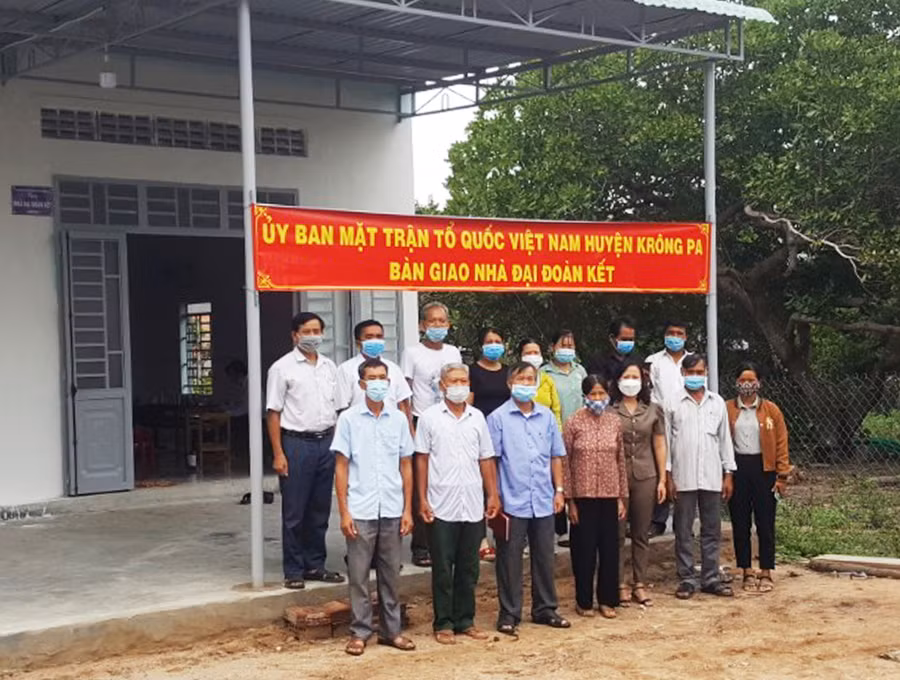  Bàn giao nhà Đại đoàn kết cho gia đình bà Vũ Thị Ruấn tại xã Chư Rcăm. Ảnh: Quang Ngọc