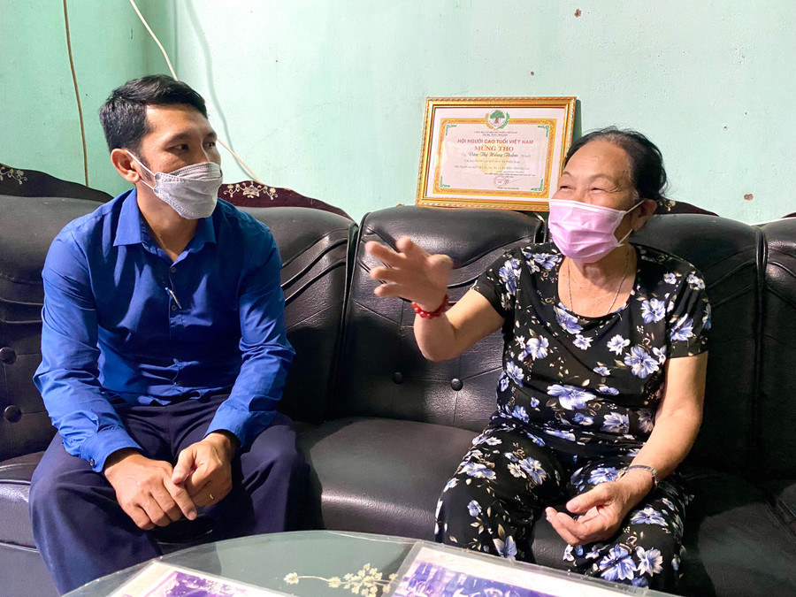 Dưới sự giáo dục của cách mạng, bà Văn Thị Hồng Thắm (thôn An Điền Bắc) đã trưởng thành và trở thành một chiến sĩ cộng sản kiên trung. Ảnh: Mộc Trà