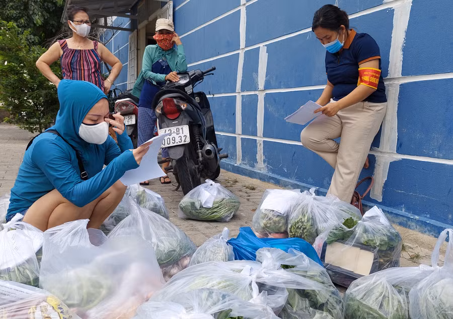 Chủ tịch UBND TP.Đà Nẵng yêu cầu các địa phương cung ứng hàng hóa, đảm bảo người dân không bị thiếu lương thực, thực phẩm - Ảnh: HOÀNG SƠN