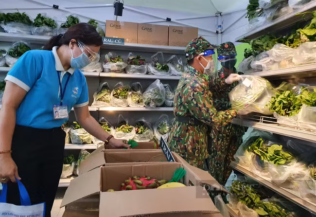Hội Liên hiệp Phụ nữ, Đoàn Thanh niên và lực lượng bộ đội đi chợ hộ cho người dân TP.HCM. Ảnh: Hồng Phúc