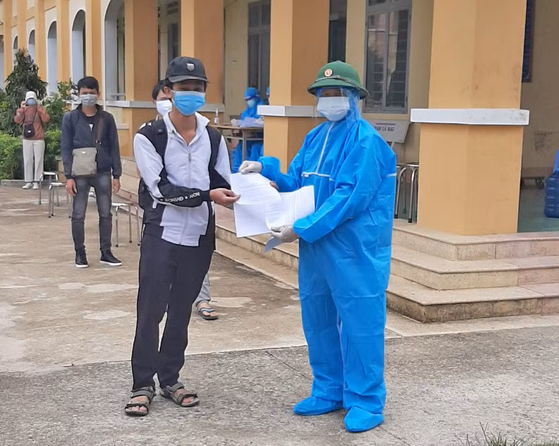  trao giấy chứng nhận cho người hoang thành cách ly tập trung