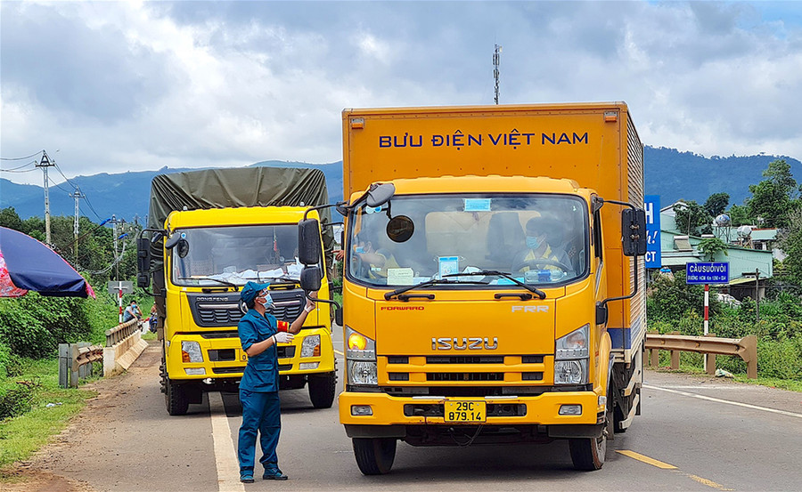 Lực lượng chức năng tại chốt kiểm soát số 3 đặt tại cầu Suối Voi (phường Yên Thế) kiểm soát chặt chẽ phương tiện vào ra TP. Pleiku. Ảnh: Hồng Thi Lực lượng chức năng tại chốt kiểm soát số 3 đặt tại cầu Suối Voi (phường Yên Thế) kiểm soát chặt chẽ phương tiện vào ra TP. Pleiku. Ảnh: Hồng Thi